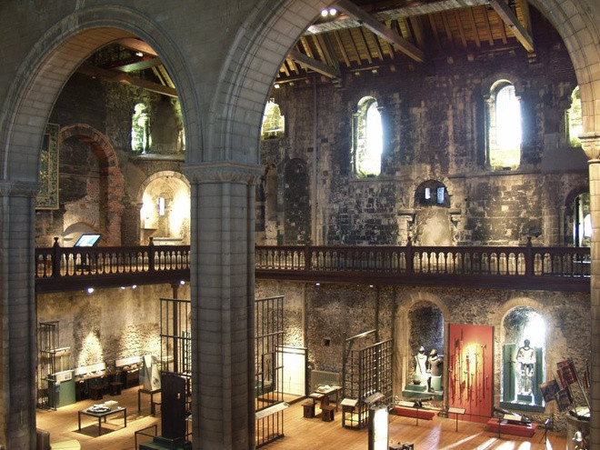 Mỗi phòng trong lâu đài đều có một truyền thuyết riêng. Các du khách khẳng định đã nhìn thấy những bóng đen và khối cầu bí ẩn. Nhiều trường hợp cho rằng mình đã bị tấn công, đẩy ngã hay cào xước, nghe thấy giọng của quân lính, phụ nữ, trẻ em và các thầy tu cầu nguyện. Ảnh: Beenthere-donethat.