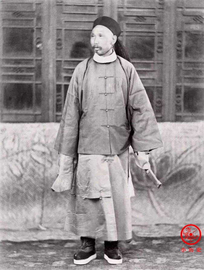 Thủy sư đề đốc Đinh Nhữ Xương. Năm 1888, Đinh Nhữ Xương được bổ nhiệm làm Thủy sư đề đốc chỉ huy hạm đội Bắc Dương. Ông đã có những đóng góp quan trọng trong quá trình xây dựng hải quân Đại Thanh. Năm 1895, dưới sự chỉ huy của Đinh Nhữ Xương, hạm đội Bắc Dương đã thất bại, Định Nhữ Xương tự vẫn.