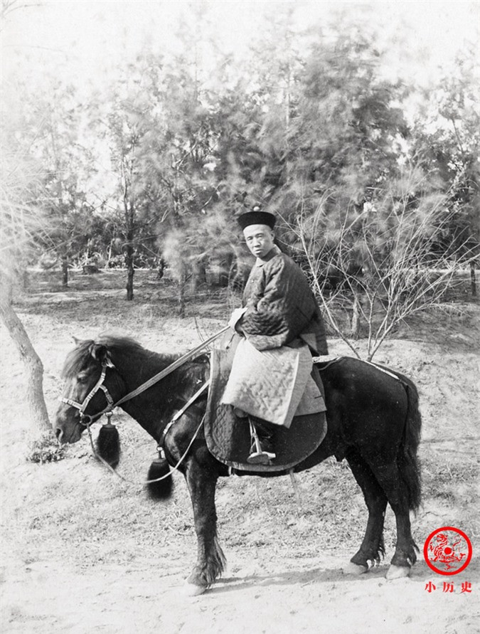 Tri huyện huyện Hiến (Trực Lệ) Ngô Đào. Từ năm 1890, Ngô Đào bắt đầu đảm nhận chức vụ Tri huyện ở Cao Ấp, Thanh Uyển, Hình Đài và nhiều huyện khác. Đến năm 1900, ông mới bắt đầu giữ chức Tri huyện huyện Hiến (Trực Lệ).