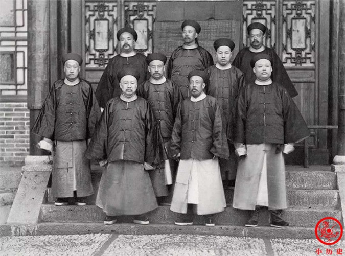 Ảnh các quan văn được chụp vào năm 1886. Người đầu tiên ở hàng 2 từ trái sang là Tri phủ Thiên Tân Uông Thủ Chinh; người thứ 2 ở hàng 3 từ trái sang là Châu Phúc. Những người còn lại chỉ là các vị quan dự khuyết (thay thế), không có địa vị thực tế.