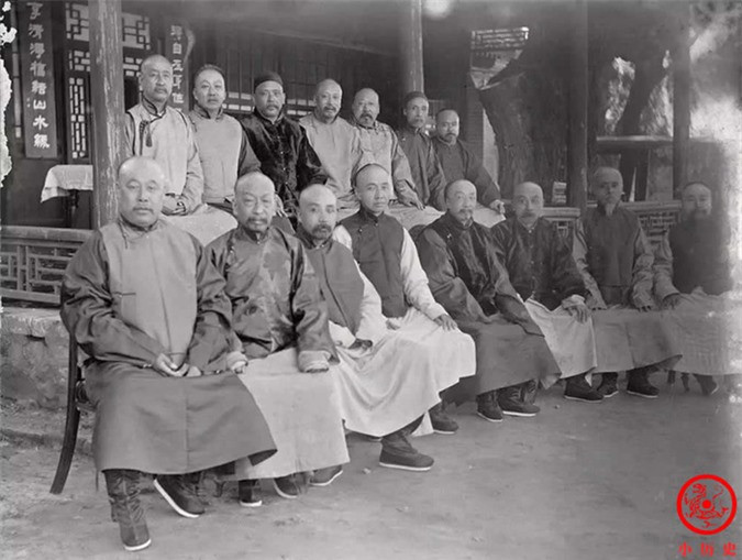 Ảnh chụp các đại thần triều đình nhà Thanh vào năm 1906. Những nhân vật trong bức ảnh này đã có ảnh hưởng đáng kể đến tình hình chính trị Trung Hoa lúc bấy giờ.