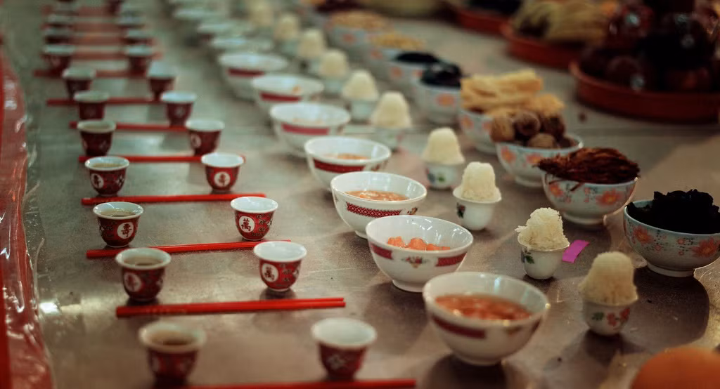 Ngoài bảo vệ bản thân khỏi sự tấn công của những hồn ma, trong những ngày trăng tròn cuối hè, người Trung Quốc còn thực hiện nghi lễ để tôn vinh, tưởng nhớ tổ tiên, người thân đã mất như thăm viếng, sửa sang phần mộ, đốt vàng mã... Việc đốt giấy tiền, vàng mã được coi là cách giúp cho cuộc sống của người thân ở thế giới bên kia bớt vất vả, có "của ăn của để". Ảnh: Getty.