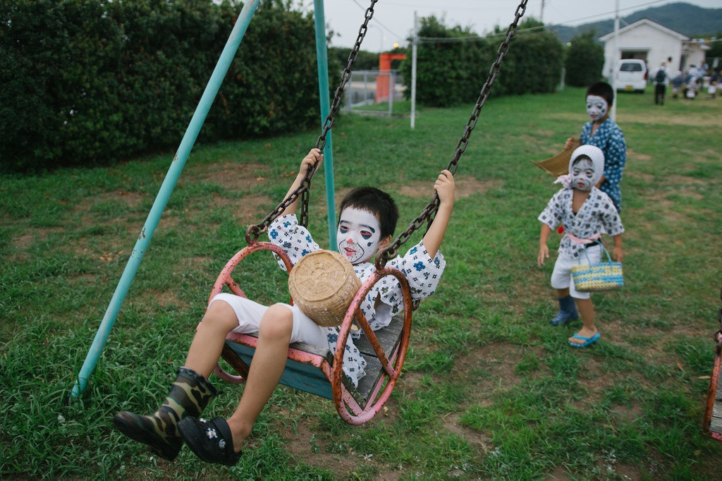 Lễ Obon là một trong 3 dịp lễ lớn tại xứ sở hoa anh đào. Với người Nhật, rằm tháng 7 hàng năm còn là thời gian trở về quê, đoàn tụ cùng người thân, gia đình. Trong lễ Obon, trẻ em Nhật Bản được hóa trang thành các nhân vật nổi tiếng trong văn hóa dân gian như kitsune, geisha, tanuki... Ảnh: National Geographic.