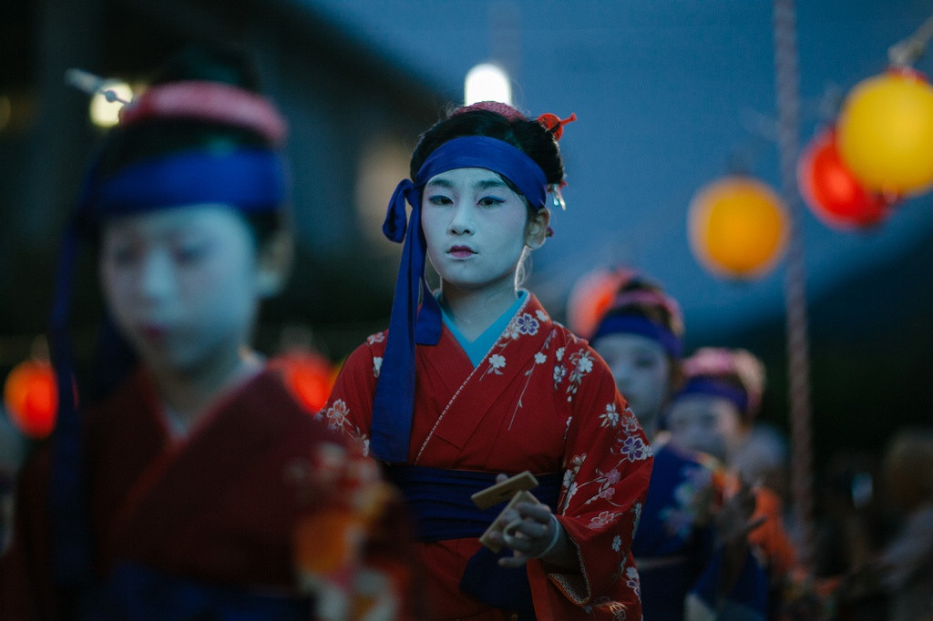 Lễ Obon (Ngày của người chết) ở Nhật Bản diễn ra từ ngày 13 đến 16/7 âm lịch. Giống như lễ Vu Lan ở Việt Nam, Obon cũng liên quan đến tích Mục Kiền Liên cứu mẹ trong Phật giáo và là dịp để tỏ lòng hiếu kính với đấng sinh thành, tưởng nhớ tổ tiên đã khuất. Ảnh: National Geographic.