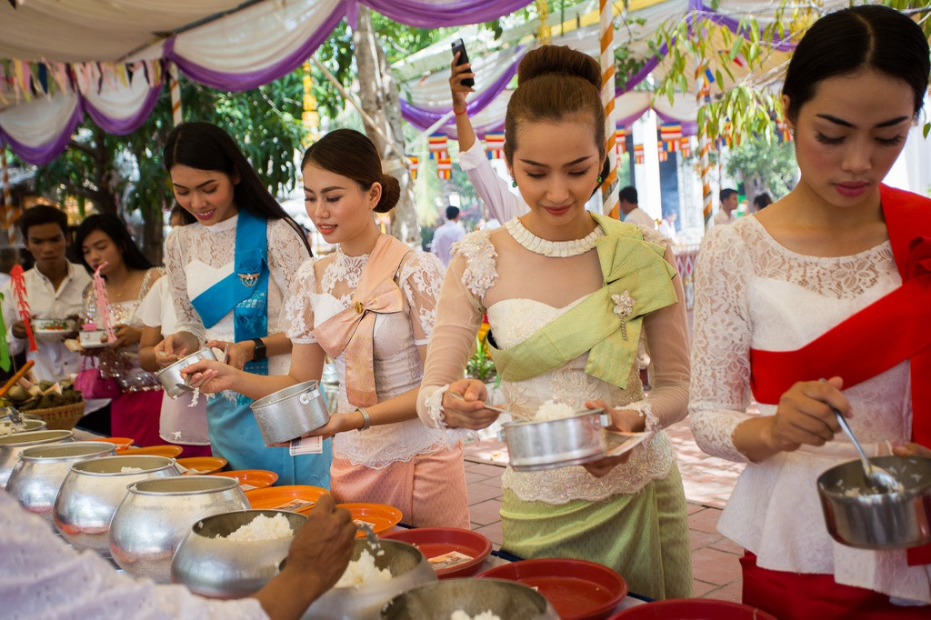 Từ cuối tháng 9 đến giữa tháng 10, mọi gia đình theo đạo Phật ở Campuchia tụ tập cùng nhau tổ chức lễ Pchum Ben để tưởng niệm người chết. Vào thời gian này, các nhà sư sẽ tụng kinh liên tục ngày đêm để mở cổng địa ngục. Ảnh: LXC.