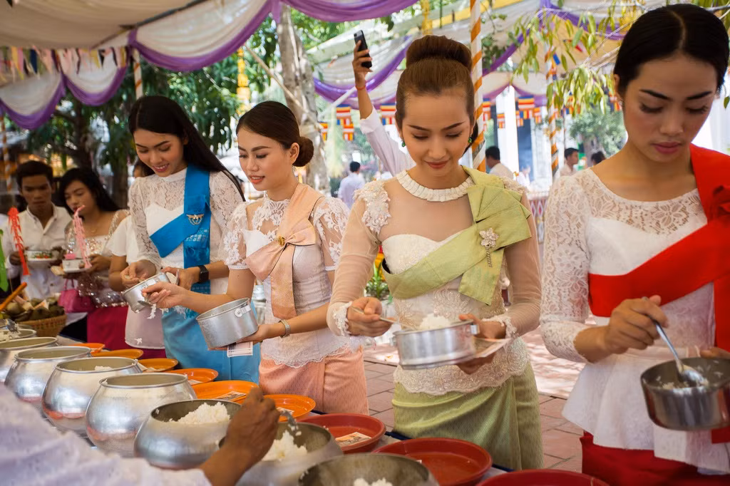 Từ cuối tháng 9 đến giữa tháng 10, mọi gia đình theo đạo Phật ở Campuchia tụ tập cùng nhau tổ chức lễ Pchum Ben để tưởng niệm người chết. Vào thời gian này, các nhà sư sẽ tụng kinh liên tục ngày đêm để mở cổng địa ngục. Ảnh: LXC.