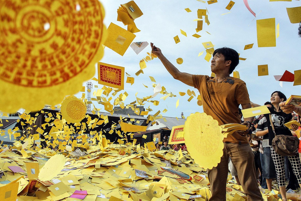 Hungry Ghost Festival (Lễ hội ma đói) hay Zhongyuan Festival hoặc Yulanpen Festival diễn ra vào rằm tháng 7, là một trong những lễ hội truyền thống thờ cúng tổ tiên của Trung Quốc. Trong dịp này, nhiều nghi thức đặc biệt được thực hiện để tránh cơn thịnh nộ của hồn ma như đặt bài vị tổ tiên của gia đình lên bàn, thắp hương và chuẩn bị đồ cúng ba lần trong một ngày... Ảnh: Shutter Stock.