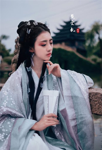 Khi đến gần 60 tuổi, Ôn Đình Quân đỗ tiến sĩ và được bổ nhiệm một chức quan nhỏ. Do đó ông phải rời khỏi Trường An, chia xa Ngư Huyền Cơ. Ở cạnh nhau thì không có suy nghĩ gì đặc biệt nhưng xa nhau mới cảm thấy nhớ nhung, nàng biết được mình đã yêu thương chính người thầy nên Ngư Huyền Cơ đành gửi gắm nỗi lòng vào con chữ.