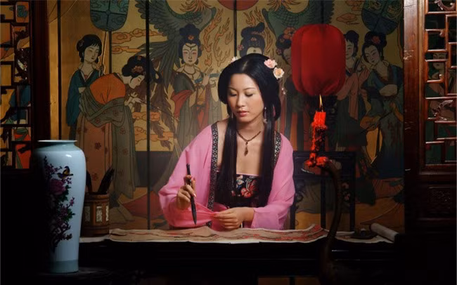 Ôn Đình Quân là một văn nhân nổi danh lúc bấy giờ, mặc dù xấu xí nhưng rất phong lưu, thường xuyên lui đến các kỹ viện. Đây chính là cách ông gặp được Ngư Huyền Cơ, năm đó nàng mới khoảng 11 - 12 tuổi. Nhận thấy Ngư Huyền Cơ lanh lợi và xinh đẹp, Ôn Đình Quân đã nhận nàng làm đệ tử, dạy nàng làm thơ cũng như chăm lo cho cuộc sống của hai mẹ con nàng.