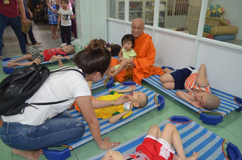 Đối với trẻ bỏ rơi, ông cũng là người làm giấy khai sinh cho trẻ bị bỏ rơi nơi cửa chùa. Tên các bé được ông đặt với Nhân, Nghĩa, lễ, Trí, Tính… Từ nhiều năm nay, chùa Kỳ Quang 2 được nhiều phật tử đến lễ cùng nhiều cá nhân, tổ chức thăm hỏi và từ thiện. 