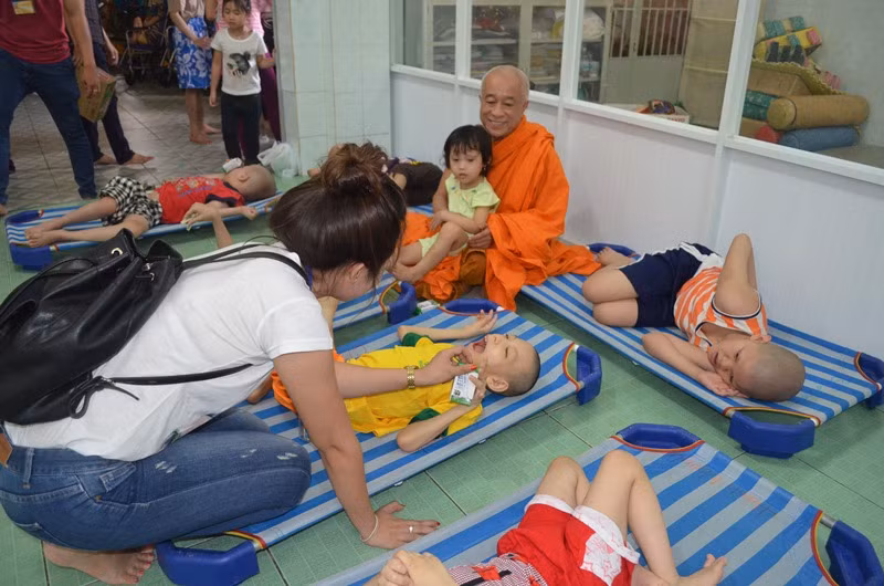 Đối với trẻ bỏ rơi, ông cũng là người làm giấy khai sinh cho trẻ bị bỏ rơi nơi cửa chùa. Tên các bé được ông đặt với Nhân, Nghĩa, lễ, Trí, Tính… Từ nhiều năm nay, chùa Kỳ Quang 2 được nhiều phật tử đến lễ cùng nhiều cá nhân, tổ chức thăm hỏi và từ thiện. 