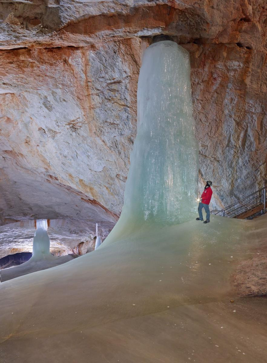 Hang băng Eisriesenwelt được phát hiện bởi Anton Posselt, một nhà khoa học ở Salzburg vào năm 1879. Trước khi được khám phá, người dân địa phương tin rằng cửa hang là lối vào địa ngục nên không ai dám lại gần. Một năm sau, ông đã xuất bản một báo cáo chi tiết về khám phá của mình trên một tạp chí leo núi, nhưng không thu hút được sự quan tâm của nhiều người. Ảnh: Imgur, the wonders of Autria.