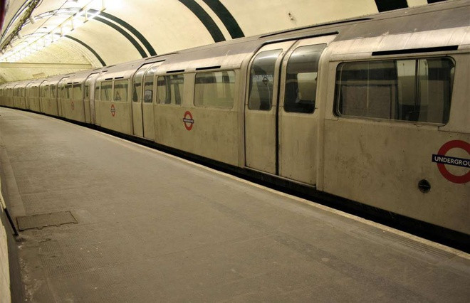  Ga Aldwych, London, Anh: Du khách tới Bảo tàng Giao thông Vận tải London được phép ghé thăm ga tàu điện ngầm bỏ hoang của thành phố. Ga Aldwych mở cửa trong giai đoạn 1907-1994, có đầy đủ sảnh soát vé, thang máy, sân ga, đường hầm còn nguyên vẹn. Hiện các chuyến tham quan đã tạm dừng do ảnh hưởng của dịch COVID-19.