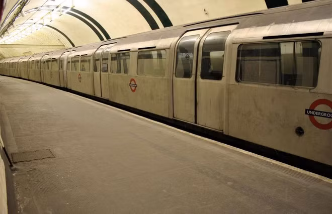  Ga Aldwych, London, Anh: Du khách tới Bảo tàng Giao thông Vận tải London được phép ghé thăm ga tàu điện ngầm bỏ hoang của thành phố. Ga Aldwych mở cửa trong giai đoạn 1907-1994, có đầy đủ sảnh soát vé, thang máy, sân ga, đường hầm còn nguyên vẹn. Hiện các chuyến tham quan đã tạm dừng do ảnh hưởng của dịch COVID-19.