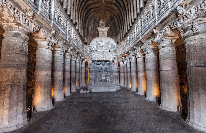  Hang động Ajanta, Maharashtra, Ấn Độ: Năm 1819, khoảng 30 hang động ngầm được phát hiện trong các công trình Phật giáo ở bang Maharashtra, Ấn Độ. Các nhà sư sử dụng nơi này để nghỉ ngơi và trú ẩn khi gió bão. Bên trong có đầy đủ hội trường, phòng nghỉ và các cột đá chạm khắc tinh xảo.