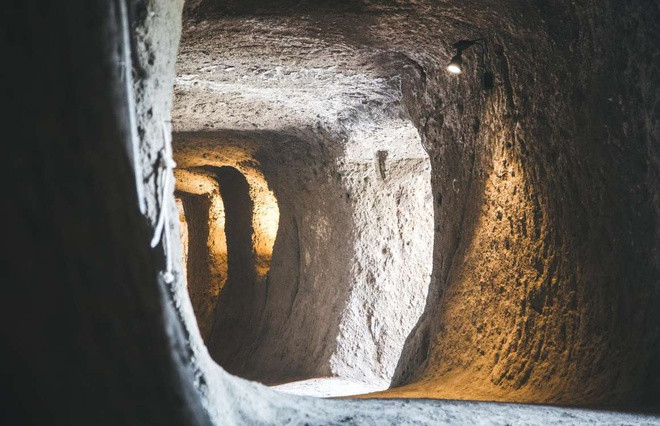  Orvieto, Italy: Thị trấn trên đỉnh đồi Orvieto ở Umbria, Italy, chứa nhiều công trình bí mật dưới lòng đất từ thời trung cổ. Tổ hợp này là một mê cung gồm đường hầm, hang động, giếng ngầm và hồ chứa nhân tạo, tất cả đều bị bỏ hoang trong nhiều năm. Đến năm 1970, nơi này được khai quật và cho phép du khách tham quan.