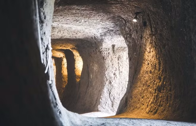  Orvieto, Italy: Thị trấn trên đỉnh đồi Orvieto ở Umbria, Italy, chứa nhiều công trình bí mật dưới lòng đất từ thời trung cổ. Tổ hợp này là một mê cung gồm đường hầm, hang động, giếng ngầm và hồ chứa nhân tạo, tất cả đều bị bỏ hoang trong nhiều năm. Đến năm 1970, nơi này được khai quật và cho phép du khách tham quan.