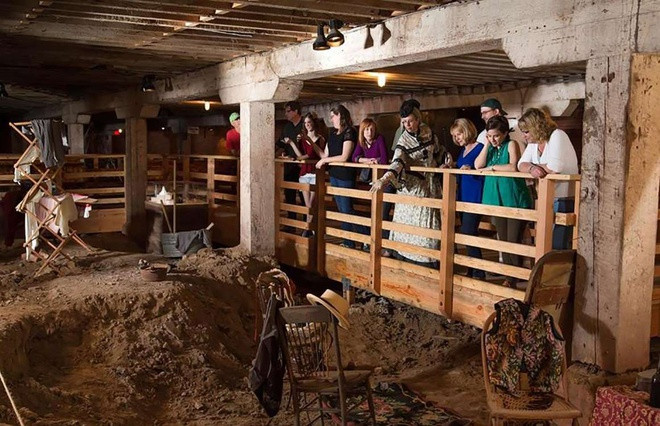  Sacramento, California, Mỹ: Năm 1861, thị trấn Sacramento hứng chịu cơn bão lớn khiến các dòng sông tràn vào cuốn trôi mọi thứ. Hàng nghìn người chết, cả thị trấn cũng ngập trong nước. Thay vì bỏ đi, cư dân thị trấn đã nâng các công trình lên cao thêm 3m để tránh ngập. Giờ đây, Bảo tàng Lịch sử Sacramento cho phép du khách tham quan lại các công trình dưới đất.