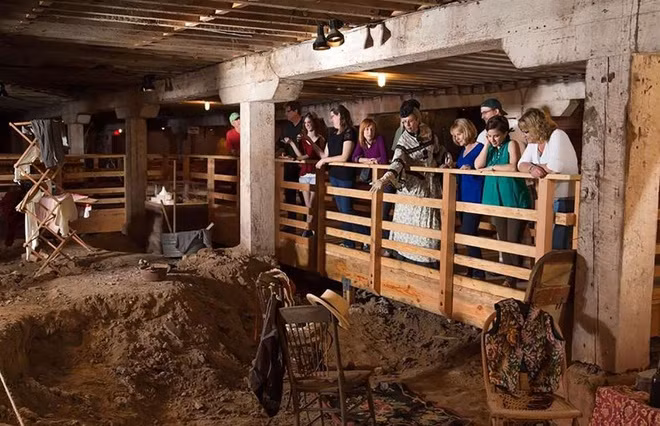  Sacramento, California, Mỹ: Năm 1861, thị trấn Sacramento hứng chịu cơn bão lớn khiến các dòng sông tràn vào cuốn trôi mọi thứ. Hàng nghìn người chết, cả thị trấn cũng ngập trong nước. Thay vì bỏ đi, cư dân thị trấn đã nâng các công trình lên cao thêm 3m để tránh ngập. Giờ đây, Bảo tàng Lịch sử Sacramento cho phép du khách tham quan lại các công trình dưới đất.