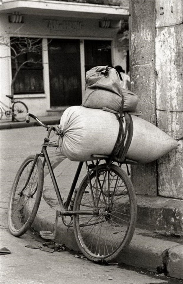 Những chiếc xe đạp là phương tiện đi lại và chở hàng quan trọng nhất của người dân Hà Nội những năm 80 thế kỷ trước.