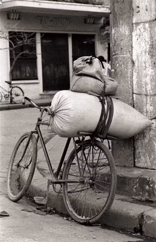 Những chiếc xe đạp là phương tiện đi lại và chở hàng quan trọng nhất của người dân Hà Nội những năm 80 thế kỷ trước.