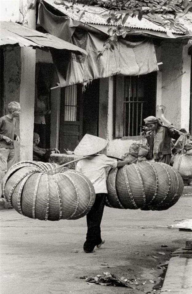 Các gánh hàng rong len lỏi khắp các ngóc ngách Hà Nội với tiếng rao đặc trưng cho mỗi loại hàng hóa. Đây cũng là một nét văn hóa đặc trưng của mảnh đất kinh kỳ ngàn năm văn hiến.