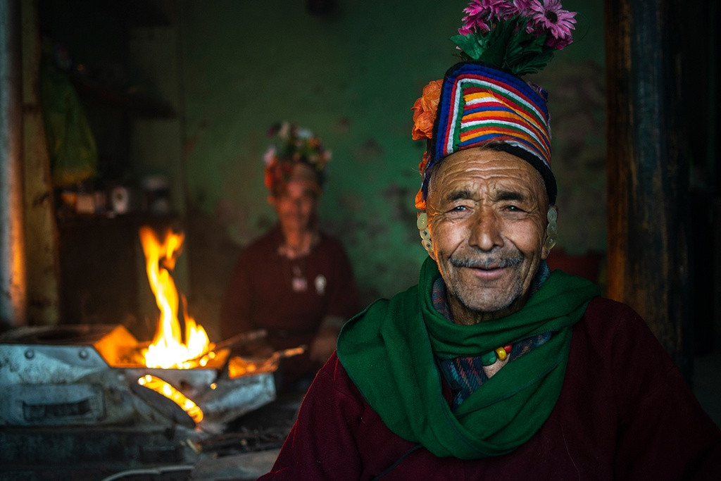 Đàn ông trong bộ tộc Drokpa thường mặc váy len hoặc quần dài và đội những chiếc mũ đầy màu sắc phủ đầy hoa và đồng tiền kim loại. Phụ nữ lẫn đàn ông đều mang giày len. Khác với các quy tắc xã hội thông thường, người Drokpa xem việc cởi mở về mặt cảm xúc là bình thường và được khuyến khích. Ảnh: Daily Mail.