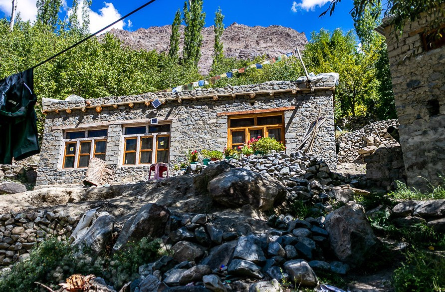 Nhà làm bằng đá là nơi ở truyền thống của người Drokpa để sinh tồn và thích nghi dưới điều kiện thời tiết khắc nghiệt. Ngày nay, nhiều ngôi nhà kiên cố hơn đã được xây dựng. Đời sống người dân phụ thuộc nhiều vào năng lượng mặt trời khi nguồn điện để sử dụng ở đây còn hạn chế. Ảnh: Flickr.