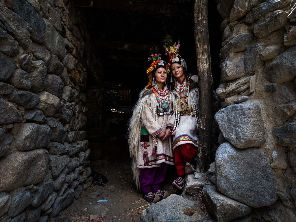 Về vẻ bề ngoài, người Drokpa khác biệt với các tộc người khác. Họ sở hữu vóc dáng cao, làn da trắng, gò má cao, mũi thẳng và mắt sáng màu. Ngoài ra, một số người còn có mái tóc màu vàng. Ngày nay, xu hướng kết hôn ngoại tộc đang ảnh hưởng tới việc bảo tồn văn hóa truyền thống của bộ tộc. Nhiều người lo ngại bộ tộc này sẽ dần biến mất. Ảnh: Catherine Page.