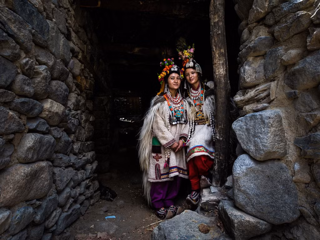 Về vẻ bề ngoài, người Drokpa khác biệt với các tộc người khác. Họ sở hữu vóc dáng cao, làn da trắng, gò má cao, mũi thẳng và mắt sáng màu. Ngoài ra, một số người còn có mái tóc màu vàng. Ngày nay, xu hướng kết hôn ngoại tộc đang ảnh hưởng tới việc bảo tồn văn hóa truyền thống của bộ tộc. Nhiều người lo ngại bộ tộc này sẽ dần biến mất. Ảnh: Catherine Page.