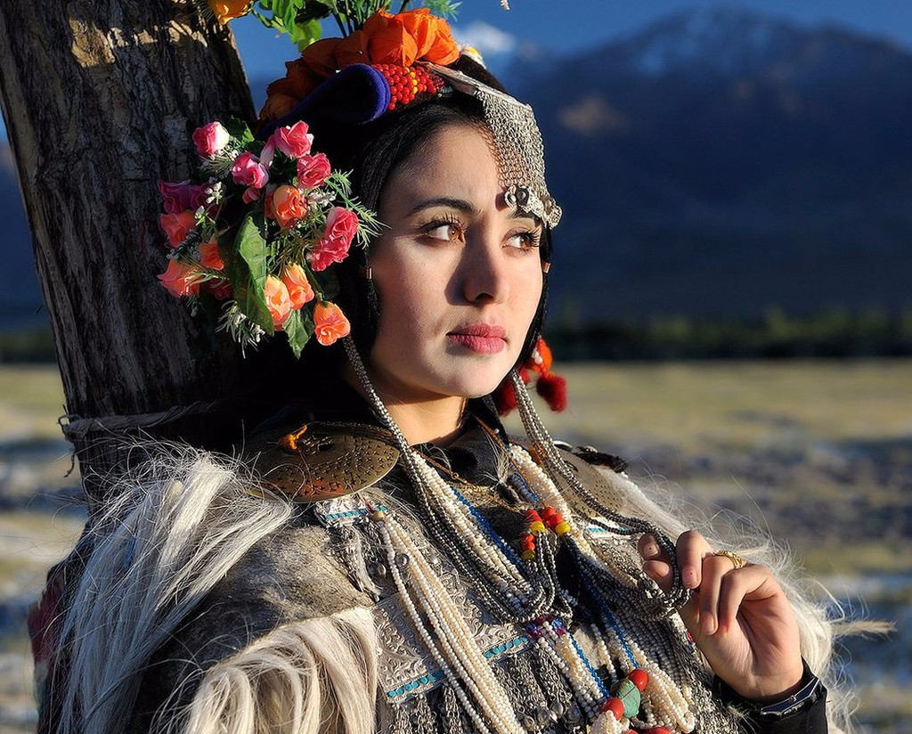 Trang phục truyền thống cổ xưa của phụ nữ Drokpa là váy len, áo khoác da dê, chiếc mũ đội đầu được trang trí nhiều hoa và các trang sức thủ công phức tạp làm từ lông, vỏ sò... Thời trang là một phần quan trọng trong văn hóa bộ lạc. Người phụ nữ tô điểm cho mình để thu hút bạn đời và được đàn ông lựa chọn cầu hôn. Ảnh: Smithsonian Magazine.