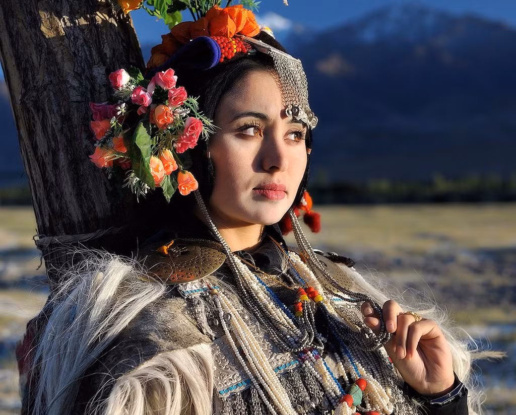 Trang phục truyền thống cổ xưa của phụ nữ Drokpa là váy len, áo khoác da dê, chiếc mũ đội đầu được trang trí nhiều hoa và các trang sức thủ công phức tạp làm từ lông, vỏ sò... Thời trang là một phần quan trọng trong văn hóa bộ lạc. Người phụ nữ tô điểm cho mình để thu hút bạn đời và được đàn ông lựa chọn cầu hôn. Ảnh: Smithsonian Magazine.