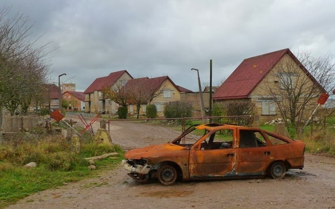 Ngôi làng Copehill, Anh là khu huấn luyện quân sự được Bộ quốc phòng xây dựng. Nơi đây được tạo ra để quân đội thực hành chiến đấu và chưa bao giờ có người ở. Dù vậy, mọi thứ trong làng được dựng lên rất chi tiết từ rèm cửa, bồn hoa tạo cảm giác như người dân vừa mới sơ tán. Ảnh: Fracturedmindz.