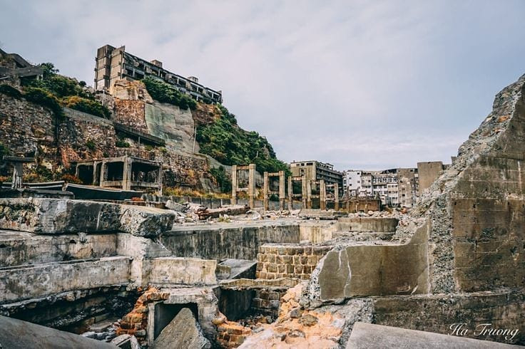 Hòn đảo bỏ hoang 35 năm cho đến khi một công ty du lịch khai thác và dần thành địa điểm du lịch nổi tiếng. Hòn đảo xuất hiện trong nhiều bộ phim như James Bond Skyfall... Ngoài ra, Hasima còn được UNESCO công nhận là Di sản thế giới tháng 7/2015. Ảnh: Actu.japon, Thevacationgirls.