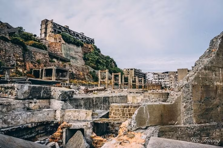 Hòn đảo bỏ hoang 35 năm cho đến khi một công ty du lịch khai thác và dần thành địa điểm du lịch nổi tiếng. Hòn đảo xuất hiện trong nhiều bộ phim như James Bond Skyfall... Ngoài ra, Hasima còn được UNESCO công nhận là Di sản thế giới tháng 7/2015. Ảnh: Actu.japon, Thevacationgirls.