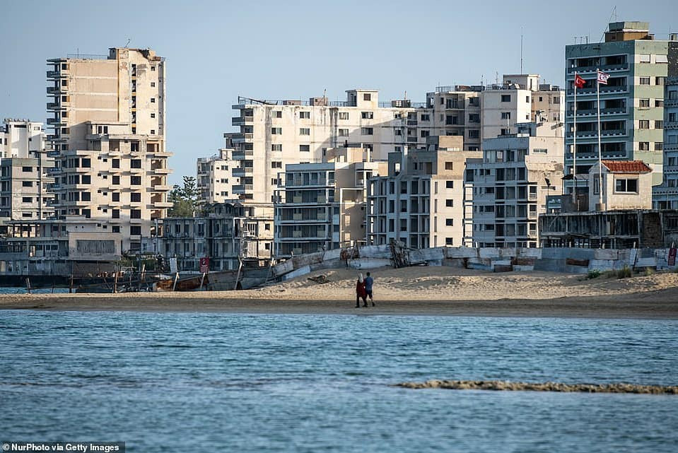 Varosha, Síp từng là địa điểm du lịch nổi tiếng nhất thế giới những năm 1970. Sau khi quân đội Thổ Nhĩ Kỳ chiếm đóng đảo Síp vào năm 1974, cư dân đã chạy trốn khỏi nơi này. Thành phố từ đó bị phong tỏa, không cho ai vào ngoài quân đội và nhân viên Liên Hợp Quốc. Ảnh: Getty.