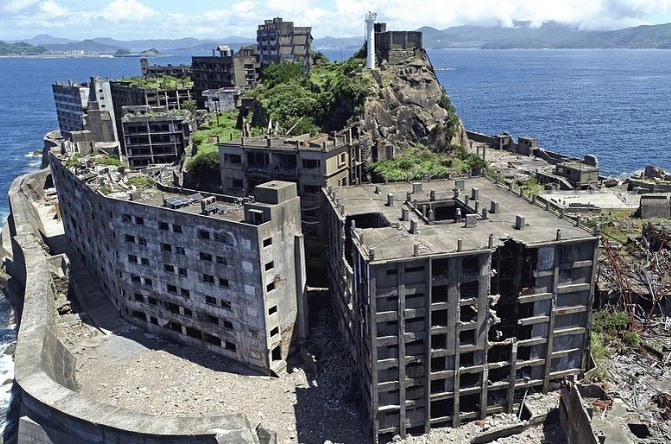 Đảo Hasima Nhật Bản hay còn được gọi là Đảo Chiến Hạm, từng có hơn 5.000 người sinh sống. Nơi đây chính thức đóng cửa vào năm 1974 khi dầu mỏ bắt đầu thay thế than ở Nhật Bản.