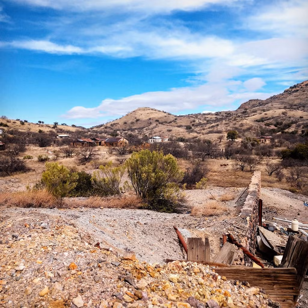 Với tài nguyên khoáng sản phong phú, Ruby thu hút nhiều người tìm đến khai thác. Sau khi các mỏ bị ngừng, thành phố chính thức bị bỏ hoang năm 1940. Ảnh: Thedreadedsunshi, 85701.