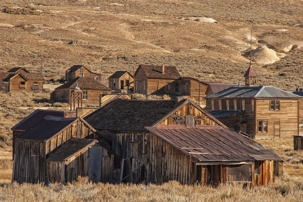 Bodie, California là thị trấn khai thác vàng ở phía đông dãy núi Sierra Nevada. Địa điểm này từng có hơn 10.000 người trong thời kỳ đào vàng. Nơi đây từng có 70 tiệm ăn uống, sân chơi bowling, nhà thờ… Hiện nay, hơn 100 tòa nhà bị bỏ hoang vẫn còn mang đến cho du khách cái nhìn sâu sắc về cuộc sống miền Tây hoang dã. Khi đến đây, du khách cẩn thận bởi lời nguyền Bodie sẽ ám ảnh những ai rời khỏi thị trấn khi mang cổ vật cũ về. Ảnh: Naturall.places.