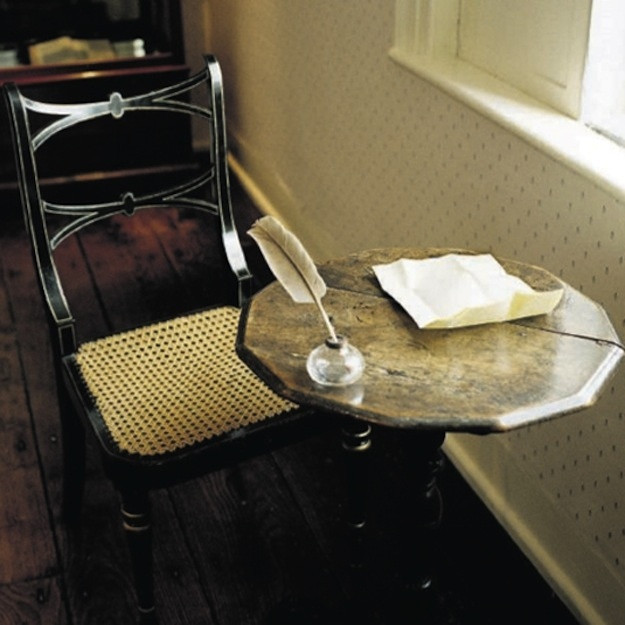 Jane Austen là tác giả của cuốn tiểu thuyết kinh điển Kiêu hãnh và định kiến. Ngoài ra, bà còn được biết đến với nhiều tác phẩm giá trị khác như Lý trí và tình cảm, Trang viên Mansfield. Tuy nhiên, yêu cầu của Jane đối với nơi làm việc lại rất đơn giản, chỉ cần chiếc bàn nhỏ và một không gian yên tĩnh. Ảnh: Guardian.