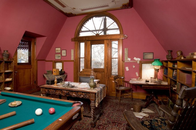 Khi gặp khó khăn trong việc sáng tác, các tác giả thường sẽ nghỉ ngơi hoặc làm gì đó để tìm lại nguồn cảm hứng. Đối với đại văn hào Mark Twain, đó có thể là một ván bi-a. Cho nên ngoài bàn, ghế, sách vở, phòng làm việc của Mark Twain còn có một bàn bi-a. Ảnh: Inhabitat.