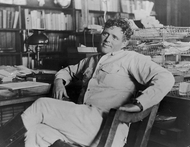 Jack London là nhà văn lớn người Mỹ. Các tác phẩm của ông được in và bán rộng rãi trên thế giới, trong đó có Việt Nam. Tác giả của Tiếng gọi nơi hoang dã nổi tiếng thường làm việc trong không gian tràn ngập sách vở và giấy tờ. Ở nơi đó, ông mới có thể tìm kiếm được nhiều nguồn cảm hứng. Ảnh: Greelane.