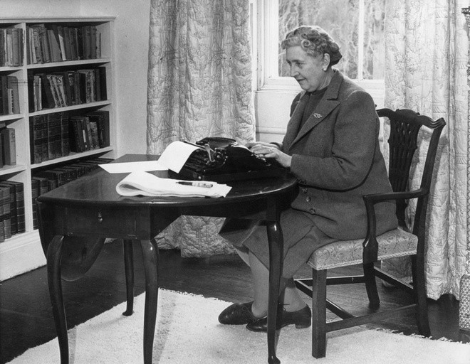 Agatha Christie được mệnh danh là nữ hoàng truyện trinh thám với nhiều tác phẩm nổi tiếng: Án mạng trên chuyến tàu tốc hành phương Đông, Hẹn với tử thần... Đằng sau số lượng tác phẩm lớn mà Agatha Christie đã sáng tác là một góc làm việc gọn gàng và đơn giản. Ở đó, bộ bàn ghế gỗ được đặt cạnh giá sách. Trên bàn là chiếc máy đánh chữ, nơi những cuốn sách trinh thám kinh điển như Mười người da đen nhỏ đã ra đời. Ảnh: Britannica.