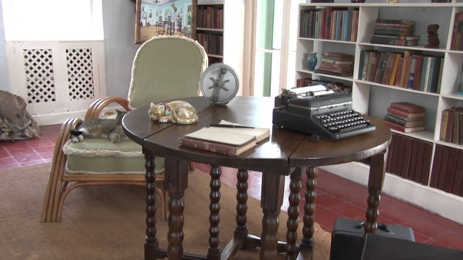 Ernest Hemingway nổi tiếng với nhiều tác phẩm kinh điển như Ông già và biển cả, Chuông nguyện hồn ai... Để tìm được cảm hứng sáng tác, Hemingway thường chọn một góc làm việc thoáng đãng. Một chiếc bàn gỗ đơn giản, một chiếc ghế dễ chịu, một giá sách đầy ắp và thật nhiều giấy bút là đủ để ông có cảm hứng viết. Ảnh: Literary Traveler.