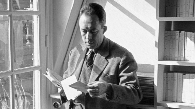 Albert Camus là cha đẻ của những tác phẩm xuất sắc như: Dịch hạch, Người xa lạ... Đối với ông, không gian làm việc ưa thích phải là nơi ngập tràn ánh sáng tự nhiên. Góc bàn làm việc của Albert Camus được đặt cạnh một khung cửa sổ ngập nắng, có thể trải tầm mắt ra ngoài thiên nhiên. Đó chính là nơi ông sáng tác nên những cuốn sách đầy chiêm nghiệm của mình. Ảnh: Newyorker.com.