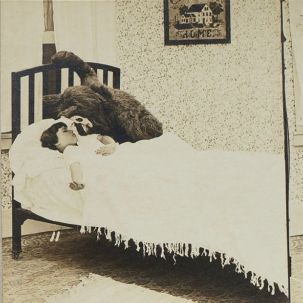 Một ông bố mặc đồ hình nhện khổng lồ để trêu cậu con trai. Tuy nhiên, bộ đồ người nhện này có vẻ không được đẹp lắm...