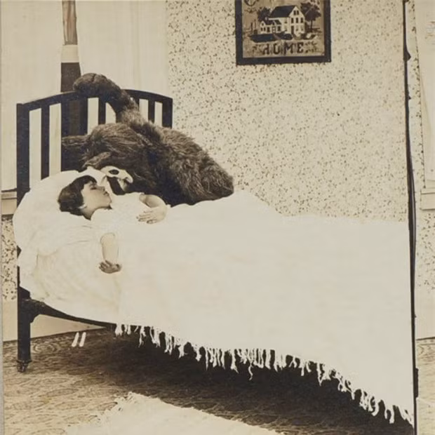 Một ông bố mặc đồ hình nhện khổng lồ để trêu cậu con trai. Tuy nhiên, bộ đồ người nhện này có vẻ không được đẹp lắm...