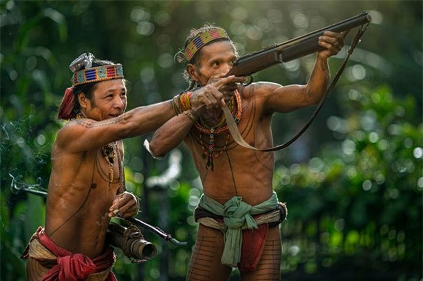 Bộ lạc có khoảng 64.000 người, sống trong những ngôi nhà được gọi là Umas xây dựng bằng tre, gỗ và cỏ. Trong nhà treo nhiều hộp sọ của con thú họ săn bắn được. Người Mentawai sống tập trung thành nhóm trong các ngôi nhà dài. Các gia tộc khác nhau thường sống tập thể từ 30 đến 80 thành viên một nhà.