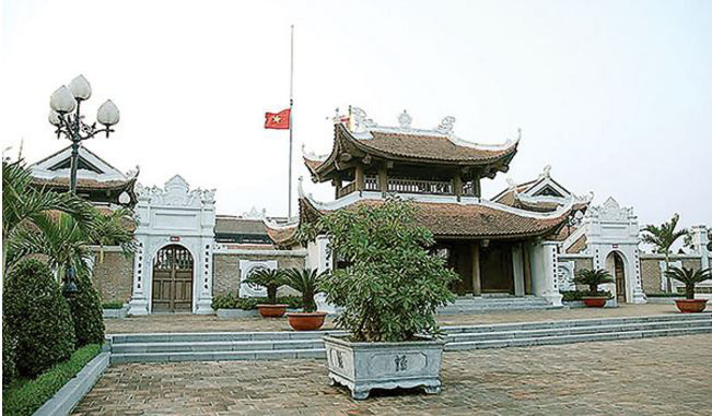 Sau khi lên ngôi hoàng đế, vua Quang Trung chọn vùng núi đất Dũng Quyết, tỉnh Nghệ An, làm nơi xây dựng kinh đô mới theo đề xuất của Nguyễn Thiếp. Sau đó, nhà vua giao cho trấn thủ Nghệ An là Nguyễn Văn Thận cùng La Sơn phu tử lo xây dựng gấp vùng núi trên thành Phượng Hoàng Trung Đô.