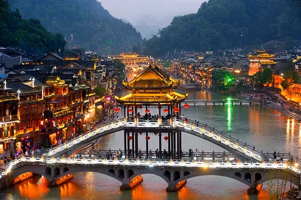 Lầu Phong Thúy Hồng Kiều bắt đầu xây dựng vào cuối thời Minh, đầu thời Thanh. Hiện nay, ngôi lầu vẫn giữ được nét đẹp nguyên sơ và giá trị nghệ thuật. Lịch sử của ngôi lầu khiến du khách ngưỡng mộ. Lầu được xây nối hai bên bờ sông với điểm nổi bật là bốn cột trụ đá, khi đến thăm du khách cũng có thể lên thăm tầng hai của Lầu. Lầu Phong Thúy Hồng Kiều nằm vắt ngang dòng sông Đà Giang, nối liền hai bờ Phượng Hoàng cổ trấn.